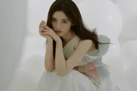 鞠婧祎最新杂志大片被疯传，全网都在研究她的鞋子：咋穿上去的？图片