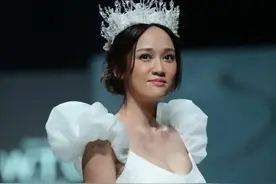 陈乔恩穿“婚纱”走秀，大U领礼服差点撑不住丰满感，可妆容太老图片