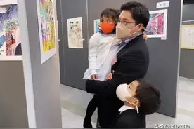 霍启刚带儿女看书画展，郭晶晶把女儿抱入怀中，儿子穿西装显帅气图片