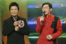 64岁知名笑星周卫星三度当爸！小30岁外国妻子产女，开心晒家庭照图片