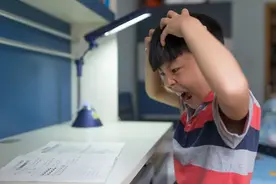 新加坡一道小学数学题难倒无数学生，学生们沮丧掀桌甚至流泪呕吐图片