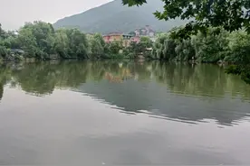 老百姓应该努力赚钱，节俭存钱以防不测图片
