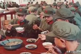 老兵回忆！七十年代部队炊事班：副连长抓伙食，给养员称“上士”图片