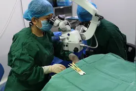 10岁孩子频繁“瞟白眼”，眼科医生提醒：当心斜视图片