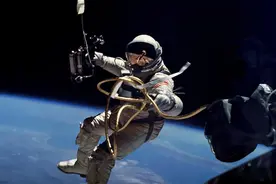 太空行走，看似浪漫却极度危险的漂浮图片