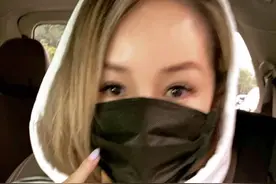 萧亚轩被狗咬脸后首露面！戴黑口罩遮住伤口，男友仍住院情况不明图片