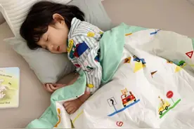 幼儿园一张午睡照片，引发家长群大怒，纷纷向老师讨要解释图片
