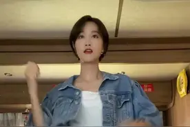 31岁蓝盈莹房车里热舞，内景曝光豪华面积大，四人座宽到能睡人图片
