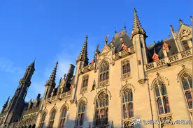 这座中世纪名城，深藏米开朗基罗唯一一件保存在意大利境外的雕塑图片