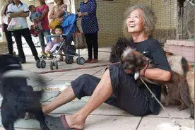 曾是香港富二代，父母离世后留5000万给他，如今流浪街头与狗为生图片