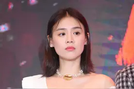 马思纯的白色斜肩上衣穿搭，显瘦又时尚图片