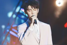 《声入人心》：大概也就蔡尧能做到在直立情况下给贾凡补妆吧图片