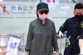 60岁蔡明终于不扮嫩，波点衫配打底裤朴素低调，认真服老更耐看图片