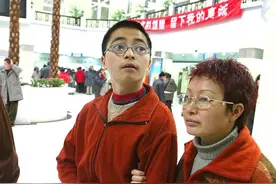 2004年，男孩扒着万米高空客机起落架从昆明飞到重庆，后来怎样了图片