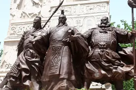 保定街拍，品赏保定府朝阳北大街保百购物广场及附近的城市雕塑图片