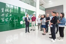 东西湖这所学校，袁隆平曾亲笔为它题字图片