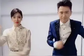 主持人李思思太拼了！穿束身裙跳热舞秀细腰美腿，标准美人比例图片