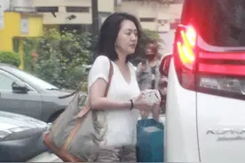 小S停工2个月身材发福，素颜去美容院微整，连女儿都吐槽她图片