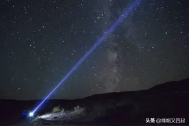 手电筒对着天空照射一秒后关掉，光是消失了，还是会继续传播？图片