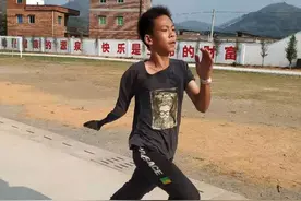 我有一双隐形的翅膀！高村打篮球的独臂男孩火了！图片