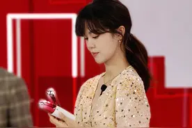 郁可唯这双腿也该买保险了，穿荷叶边包臀裙配短靴，线条好完美图片