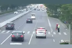 暖心一幕：老人过马路，交警牵起了她的手图片