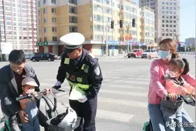 @家长们 记得给乘坐电动自行车的娃戴头盔图片