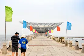 游客到辽宁营口旅游，无意间发现“美人鱼”，身材高挑似模特图片