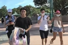 奚梦瑶何猷君现身迪士尼，守孝期间全身素衣，何猷君留长发略邋遢图片