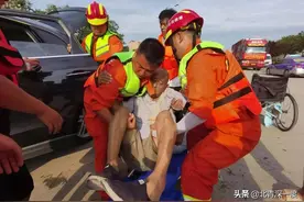 卫辉撤离48小时：楼房一二楼被淹，撤离靠冲锋艇和挖土机图片