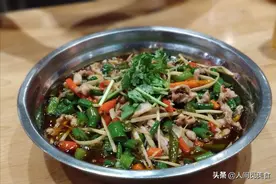 重庆这家店只卖4道菜，排队的人真不少，还有不少人都不敢吃图片