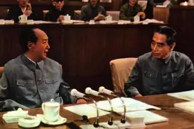 1973年，中共十大结束后毛主席宣布散会，周总理发现不对机智解围图片