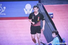 许昕绑髌骨带上场！网友：他怎么穿了长筒丝袜？许昕：你礼貌吗图片