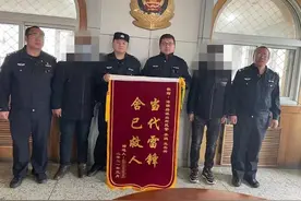 秦皇岛小伙不慎跌入海中，意识模糊，危急时刻民警不顾严寒下水施救图片