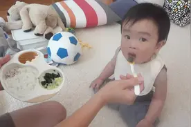可爱吃货宝宝饿的追着妈妈闹着要吃饭，一吃上饭马上就安静下来！视频封面