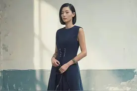 全智贤剪短发后颜值开挂！新大片穿深v西装气场全开，超模腿抢眼图片