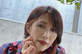 51工藤静香美艳浓妆出镜，豪宅当T台，穿百褶裙走猫步气场胜超模图片