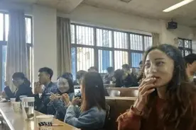 烟草专业的学生都是怎样上课的？老师带领男女生吞云吐雾，场面太壮观了图片