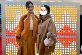 38岁佟丽娅活动生图曝光，真人被赞巴掌脸超美，梨涡浅笑太迷人图片