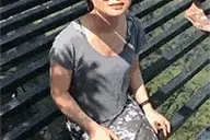 搞笑GIF段子：这下好了吧，手机掉下去了吧图片