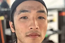 《花木兰》男主幕后照，和刘亦菲贴身合影感情好，网友：越看越帅图片