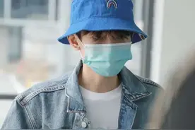 王源近期Look分享，浅蓝色牛仔外套内搭白色短袖，少年感十足图片