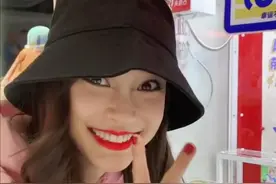 baby晒抓娃娃视频，红唇卷发太美艳，31岁开心蹦跳仍像小孩图片