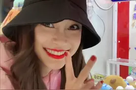 baby晒抓娃娃视频，红唇卷发太美艳，31岁开心蹦跳仍像小孩图片
