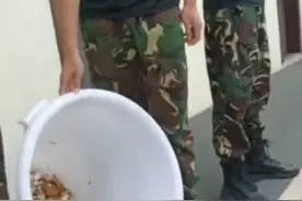 教官当着孩子的面把丢到垃圾桶的馒头吃了：真正的教育不需要怒吼图片