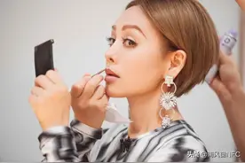 姐姐来了，姐姐很无奈图片
