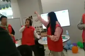 吃蚯蚓、吞泥鳅！员工业绩不达标，竟然这样受罚…图片