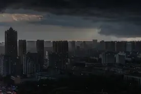 2020年6月28日，哈尔滨黑云滚滚，狂风大作，一场暴雨突如其来图片