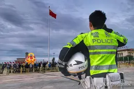 【节日我在岗】向国旗！敬礼！图片