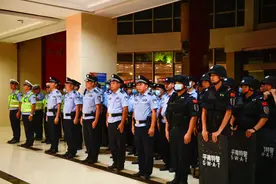 昨晚，平南警方开展社会治安大清查行动，共抓获涉黄赌人员44人图片